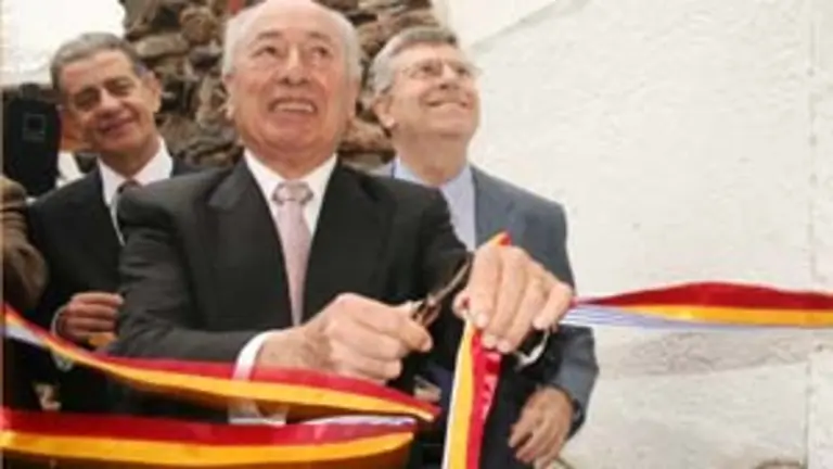 El presidente y el c&oacute;nsul inauguran el horreo de la instituci&oacute;n. 