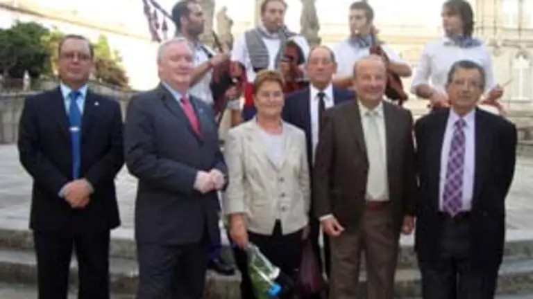  La viceconsejera Ordiz, con el presidente del Centro y componentes de la Junta Directiva.