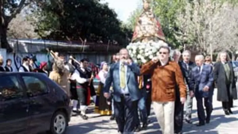  Los asturianos llevaron la Virgen hasta la nueva gruta. 