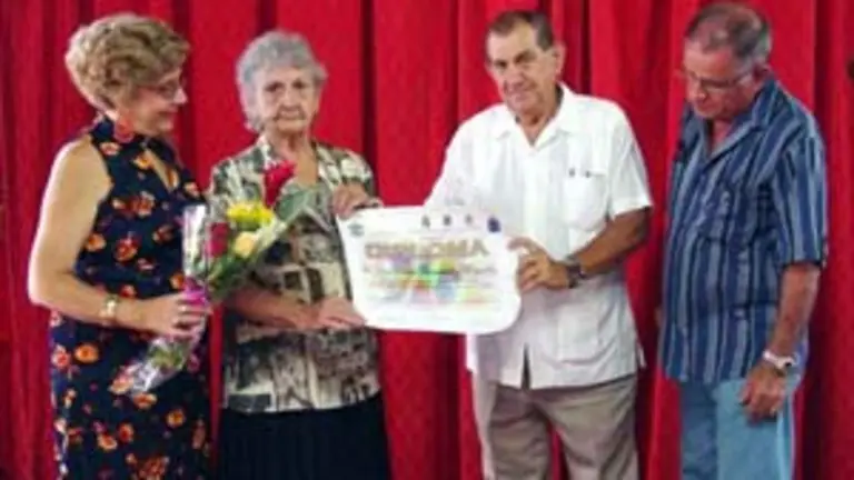  V&aacute;zquez entreg&oacute; diplomas a las socias nanogenarias.