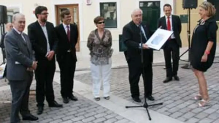  De izda. a dcha., el presidente de la FICA, Jos&eacute; Luis Casas; el alcalde de Mah&oacute;n, Vicen&ccedil; Tur; el presidente del Govern Balear, Francesc Antich; la consejera de Presidencia, Mar&iacute;a Jos&eacute; Ramos; el presidente del Principado, Vicente &Aacute;lvarez Areces