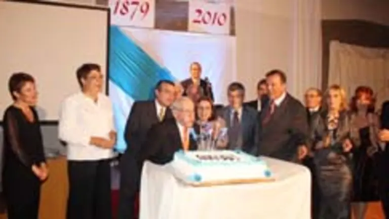  El presidente del Centro, Julio R&iacute;os, apaga las velas en presencia de la intendente de Montevideo, Ana Olivera &ndash;a su izda.&ndash;; el c&oacute;nsul, Eduardo de Quesada &ndash;6&ordm; dcha.&ndash;; y la diputada Marisol Soneira &ndash;3&ordf; izda.&ndash;, entre otros.