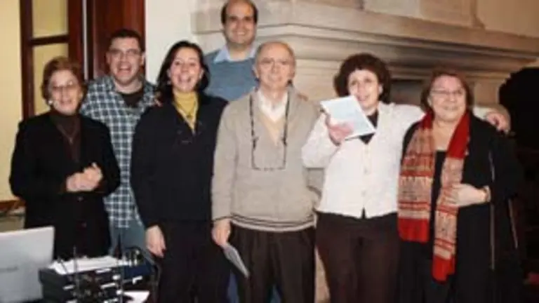 Toni de Seares, Ana Lorenzo, Maribel Calder&oacute;n, Ana Li&ntilde;ares y Maricarmen Fern&aacute;ndez, forman el equipo que saca al aire el programa &lsquo;Sempre en Galicia&rsquo;, impulsado en su momento por Alfonso Rodr&iacute;guez Castelao. 