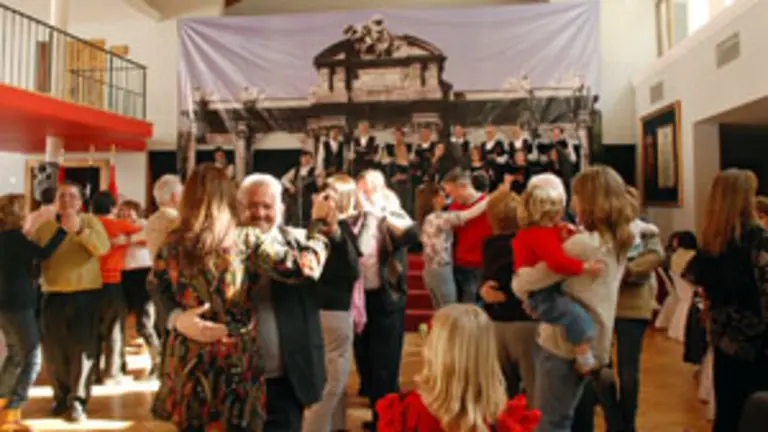 Los asistentes al acto salieron a la pista espontáneamente para bailar el pasodoble ‘Que Viva España’.