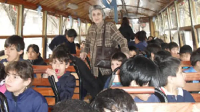 La presidenta del Centro, junto a los niños en el tranvía.
