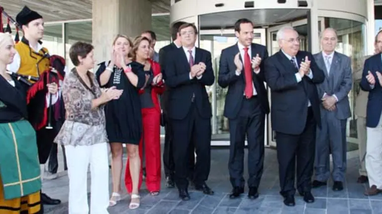 Areces, Antich y otras autoridades aplauden al grupo folcl&oacute;rico del Centro Asturiano de Menorca en el acto oficial.