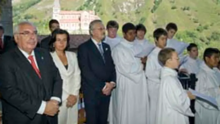  Areces asiste al acto en el santuario de Covadonga.