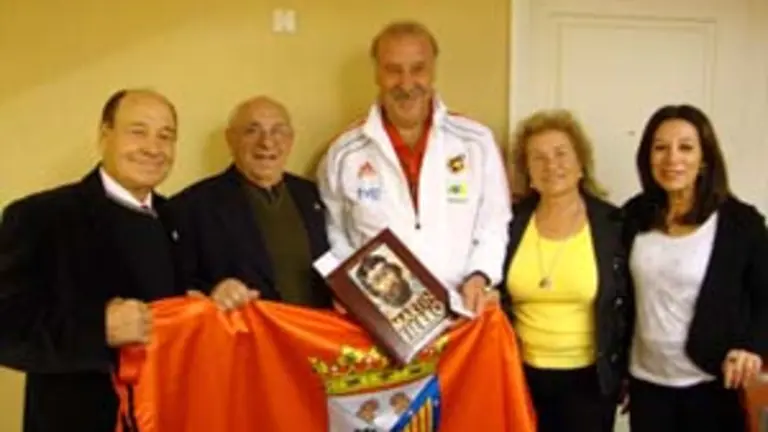  La directiva del Centro Salmantino en Buenos Aires con Vicente del Bosque.