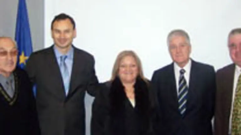  Las autoridades posan durante la fiesta del aniversario.