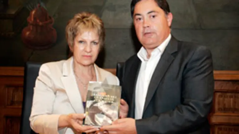  El diputado de Cultura de León, Marcos Martínez, recibe un ejemplar del libro ‘Érase una vez la familia García’.