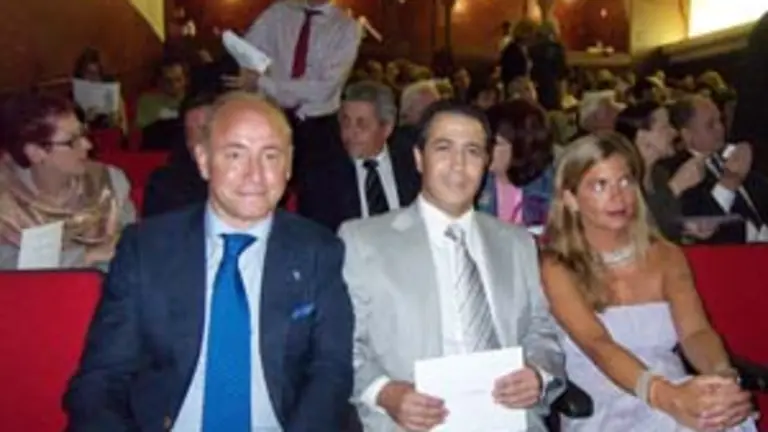  Santiago Camba, el presidente de la Casa de Madrid de M&eacute;xico y Victoria Crist&oacute;bal, durante el acto de homenaje.