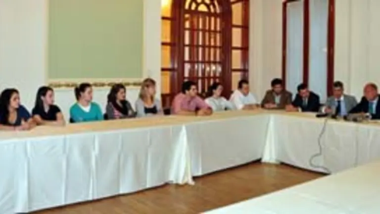 Santiago Camba, durante la reuni&oacute;n con los j&oacute;venes.