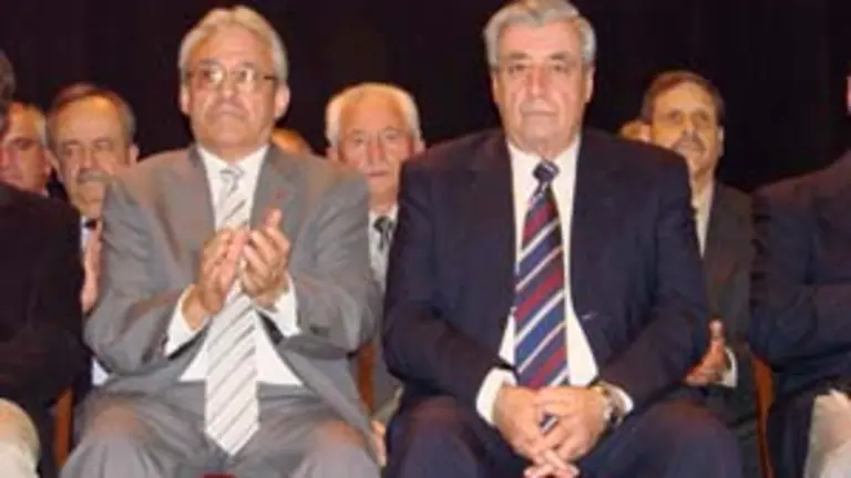  Carlos Vello &ndash;dcha.&ndash; y Julio Mart&iacute;nez, en la toma de posesi&oacute;n de los cargos.