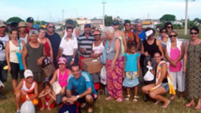  Los participantes en la iniciativa de las asociaciones &lsquo;Hijos del Ayuntamiento de Golada&rsquo; y &lsquo;Puentes de Garc&iacute;a Rodr&iacute;guez&rsquo; tuvieron oportunidad de disfrutar de una jornada playera. 