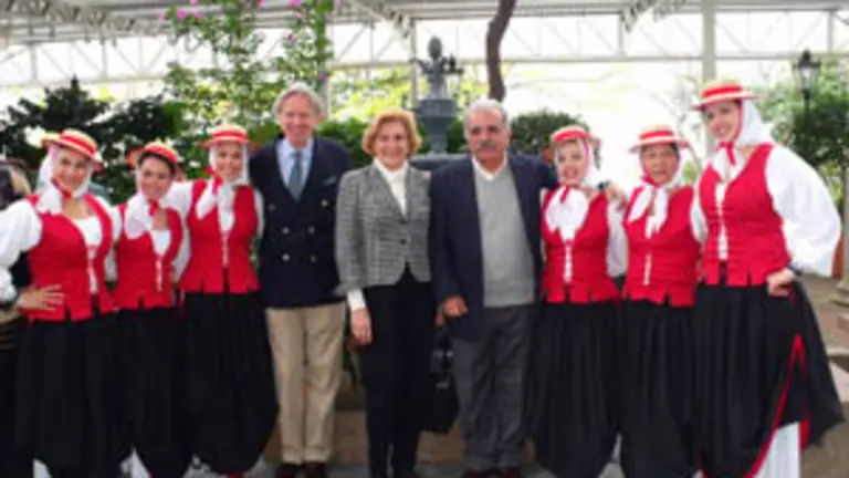 El grupo folclórico del Centro Canario con el cónsul general de España en São Paulo, José María Matres Manso (izda.); la responsable de la Sección Laboral, Ana María Serrano Oltra –centro– y el presidente de los Centros Canarios de Brasi