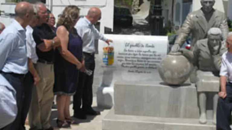  Un momento del acto de inauguraci&oacute;n del monumento.