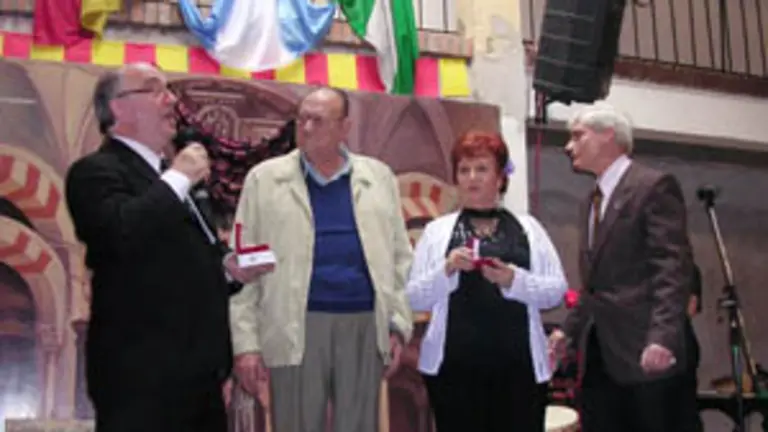  Mar&iacute;a Alegr&iacute;a Segovia y Juan Miguens recibieron de manos del presidente del &lsquo;Rinc&oacute;n&rsquo;, Manuel S&aacute;nchez de la Rosa, las medallas por los 50 y 25 a&ntilde;os, respectivamente, de antig&uuml;edad en la entidad.