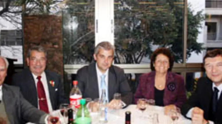 La presidenta de la &lsquo;Sociedad Parroquial de Vedra&rsquo;, Dora Pegito, acompa&ntilde;ada por el delegado de la Xunta de Galicia en Buenos Aires, Alejandro L&oacute;pez Dobarro &ndash; a su dcha.&ndash; y directivos de asociaciones gallegas.