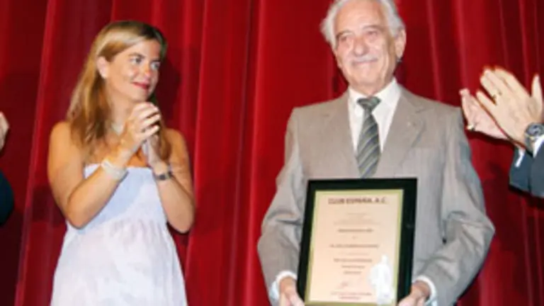 Victoria Cristóbal aplaude a Fidel Domínguez, tras recibir su distinción como Emigrante del año.
