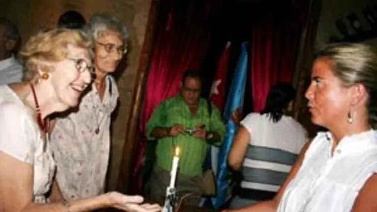 Marta Acevedo –a la izda.– entregó un diploma a Victoria Cristóbal.