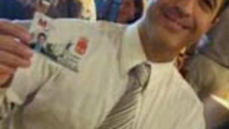 El presidente de la Casa de Madrid, José Luis Beato, presume su credencial de socio.