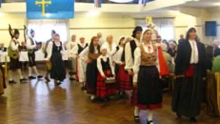  Los miembros del conjunto de baile, portando la imagen de la Santina. 