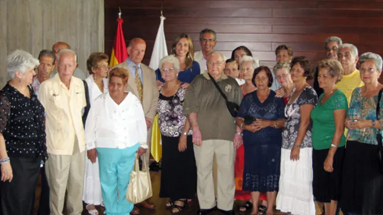  Elsa Casas con el grupo de emigrantes procedentes de Cuba. 
