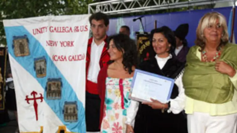  Rita Mari&ntilde;a -a la dcha.- recibi&oacute; la acreditaci&oacute;n de la participaci&oacute;n de Casa de Galicia en el D&iacute;a da Galicia Exterior. 