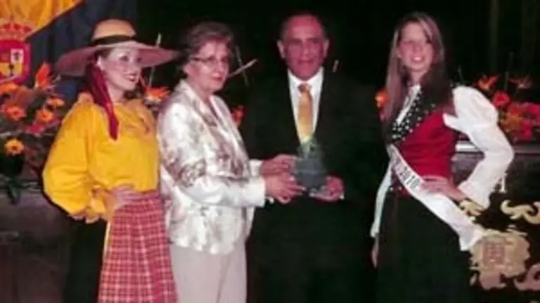 Concepción Amador Ramos, presidenta de la A.C. Virgen del Pino, hace entrega de un reconocimiento al pregonero de 2010, Jacinto Pérez Acosta, delegado del Gobierno de Canarias, acompañados de las dos reinas del HCV. 