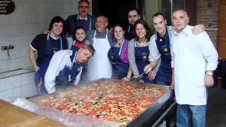  Los cocineros y los jóvenes que actuaron como camareros durante la fiesta.