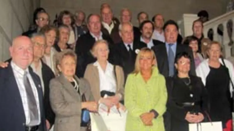  Isabel Carrasco posa con los participantes en el programa Añoranza. 