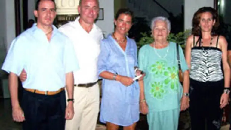  De izda a dcha., Ronald P&eacute;rez, Santiago Camba, Victoria Crist&oacute;bal, Edilia Vilacha (tesorera) y Yanara Penabad, activista.