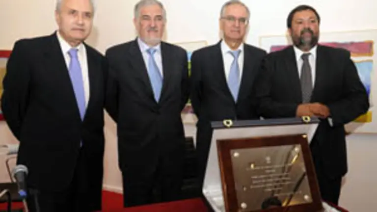  De izda. a dcha., Jos&eacute; Ram&oacute;n &Oacute;nega, Conde Pumpido, Carlos Lema y Francisco Caama&ntilde;o, junto a la placa que recibi&oacute; el ministro como nuevo &lsquo;socio de honor&rsquo;.
