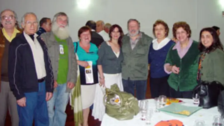  El p&uacute;blico asistente despidi&oacute; a los artistas gallegos con un vino en su honor.