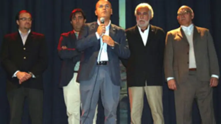  Manuel Baltar, durante su intervenci&oacute;n en la comida con ourensanos en Buenos Aires. Detr&aacute;s, directivos de la casa de Ourense en Argentina e integrantes de comit&eacute; provincial.