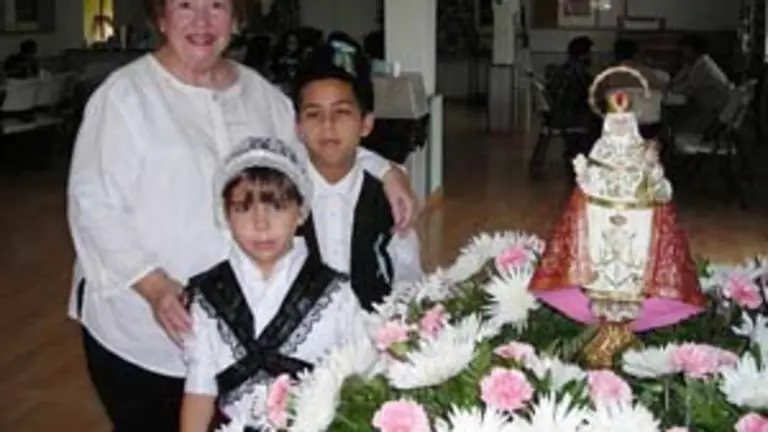  Hilda Avello Garc&iacute;a, presidenta del Centro Asturiano de Miami, y sus nietos, junto a la Santina.