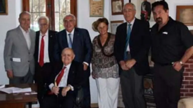  Areces y Ramos, junto a la directiva del Centro Asturiano de Madrid. 