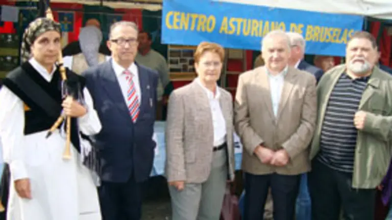  Un momento de la visita de Teresa Ordiz al Centro Asturiano de Bruselas.