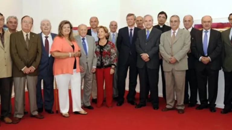  Rueda y Camba posan con los representantes de asociaciones y centros de gallegos en Madrid. 