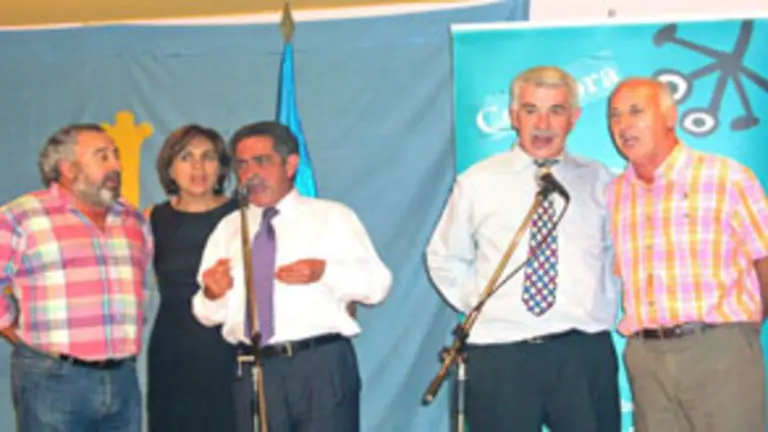  Miguel &Aacute;ngel Revilla &ndash;en el centro&ndash;, durante la interpretaci&oacute;n de una canci&oacute;n tras la cena.