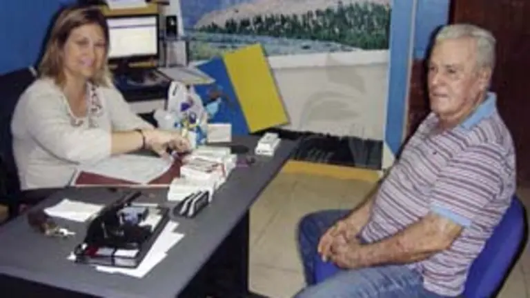  La responsable de la Oficina de Canarias en El Tigre ultima un expediente de un solicitante. 