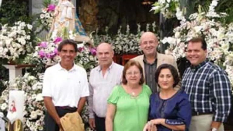  An&iacute;bal Jim&eacute;nez, c&oacute;nsul general de Espa&ntilde;a; Luis Mart&iacute;nez Niembro, presidente del CAC; Manuel Luis Rodr&iacute;guez, consejero de Trabajo e Inmigraci&oacute;n; Maribel Guerra de Mart&iacute;nez; Esther Novo P&eacute;rez y Fernando G&oacute;mez, ante la r&eacute;plica de la Cueva de