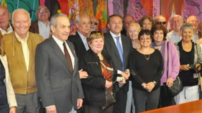  Félix Colsa posa con los participantes en la Operación Añoranza.