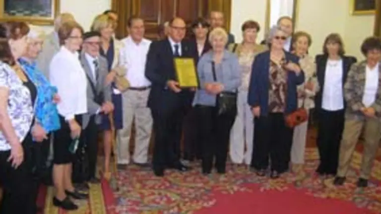  Los participantes en la Operación Añoranza, durante su visita a la Diputación. 