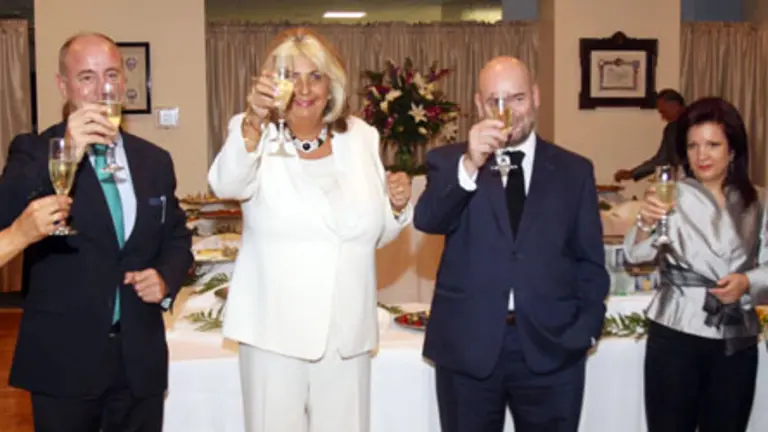  La presidenta de Casa de Galicia, Rita Mari&ntilde;a &ndash;3&ordf; por la izda.&ndash;, brinda por el aniversario con los responsables de Emigraci&oacute;n y autoridades consulares.