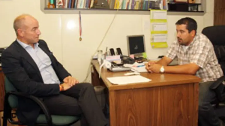  El responsable de Emigraci&oacute;n convers&oacute; con el presidente del Club Espa&ntilde;a, Daniel Leiro.