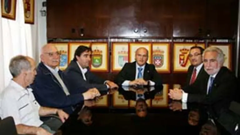  Manuel Baltar, Miguel Santalices y Jorge Pumar, con directivos de la Casa de Ourense en Argentina.