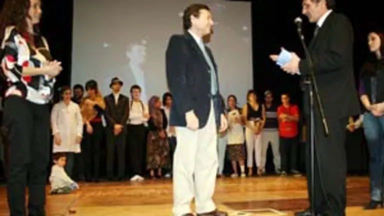  Claudio Avruj entrega una distinci&oacute;n al presidente del Centro Galicia de Buenos Aires, Jos&eacute; Vila, en la clausura del evento.