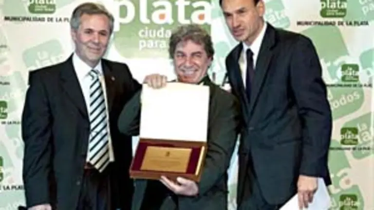  Carlos Moreno recibi&oacute; la placa de manos del intendente municipal de La Plata, Pablo Bruera &ndash;a la dcha.&ndash;, y del director de Relaciones P&uacute;blicas de la Municipalidad de La Plata, Carlos Santos Valle.