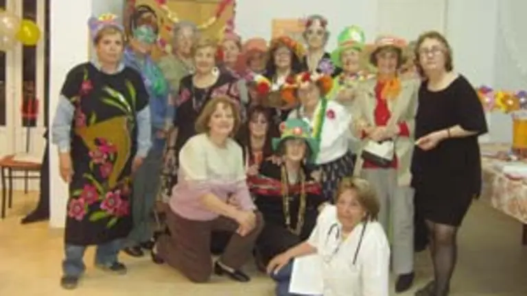  Los integrantes del Centro de Día del Centro Canario de Rosario celebran la llegada de la primavera.